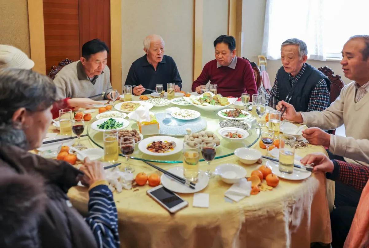 近日，一则杭州20位退休老干部聚餐的视频，在网络迅速走红，只因酒桌未见一瓶“茅五