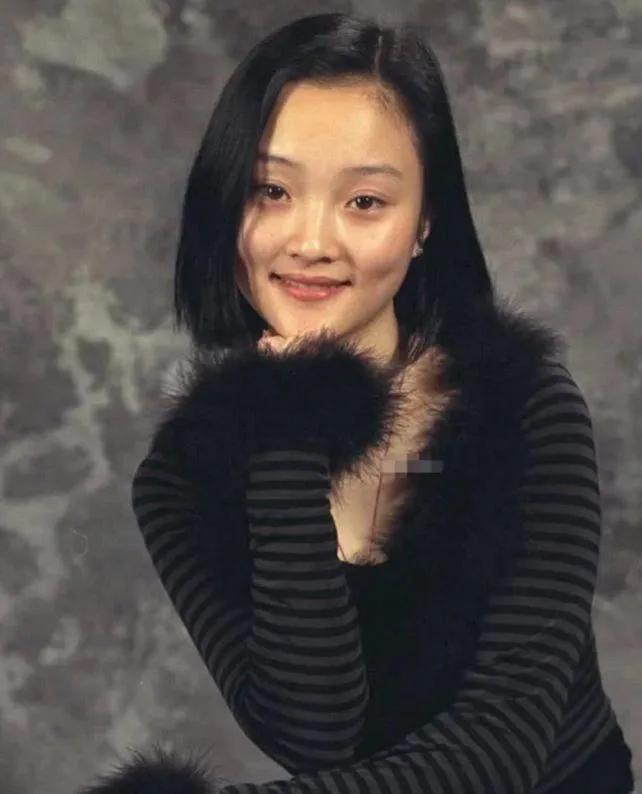 少女时代的李小璐，长得清纯可人，脸上还挂着少女的羞涩，给人一种娇滴滴，还未长开的