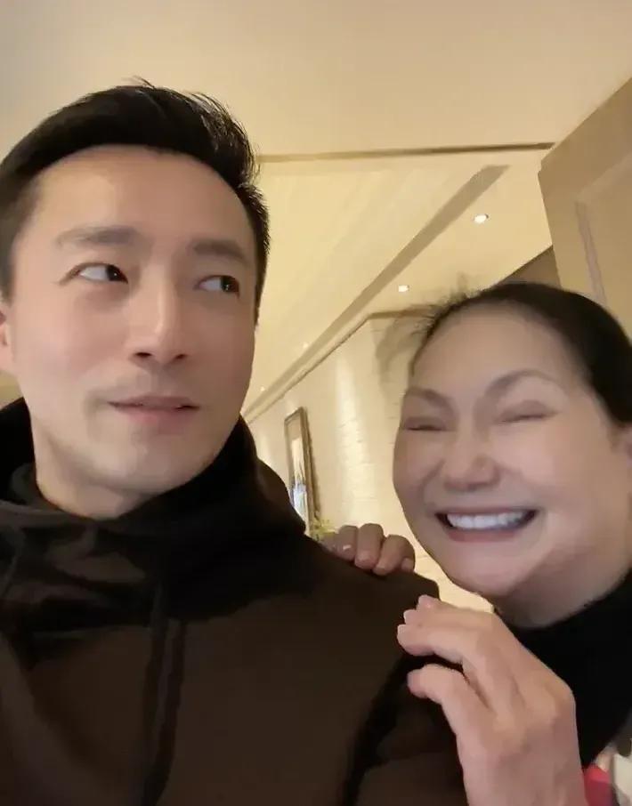 S妈黄春明后悔了，错过了这么好的女婿，都怪光头来招惹她女儿。

黄春梅还是更喜欢