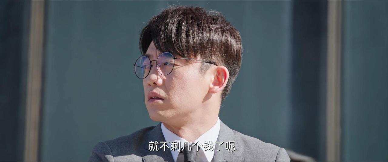 年轻人感慨：吉组长，你说我怎么刚发完工资，还完信用卡，就不剩几个钱了呢？中年人问