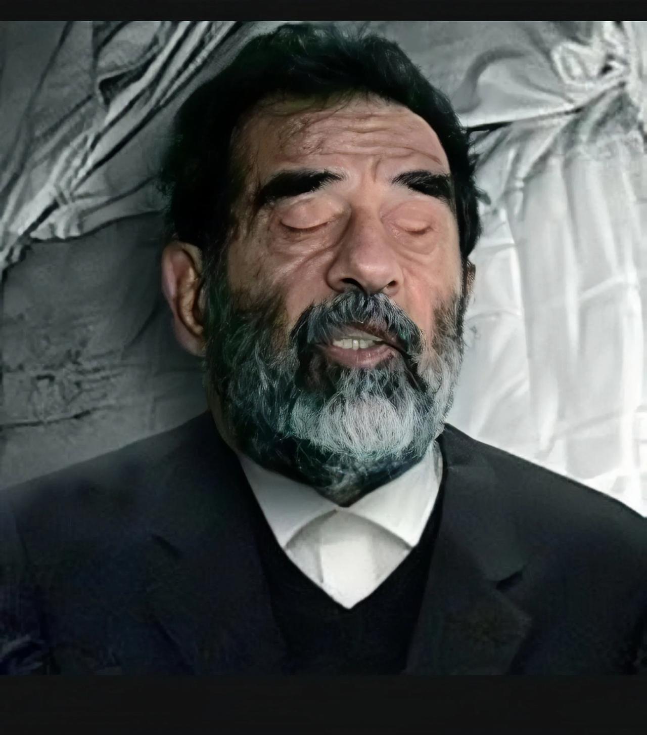 2006年，萨达姆的遗照，他双眼紧闭，嘴巴微张，胡子花白，表情很安详。
萨达姆在