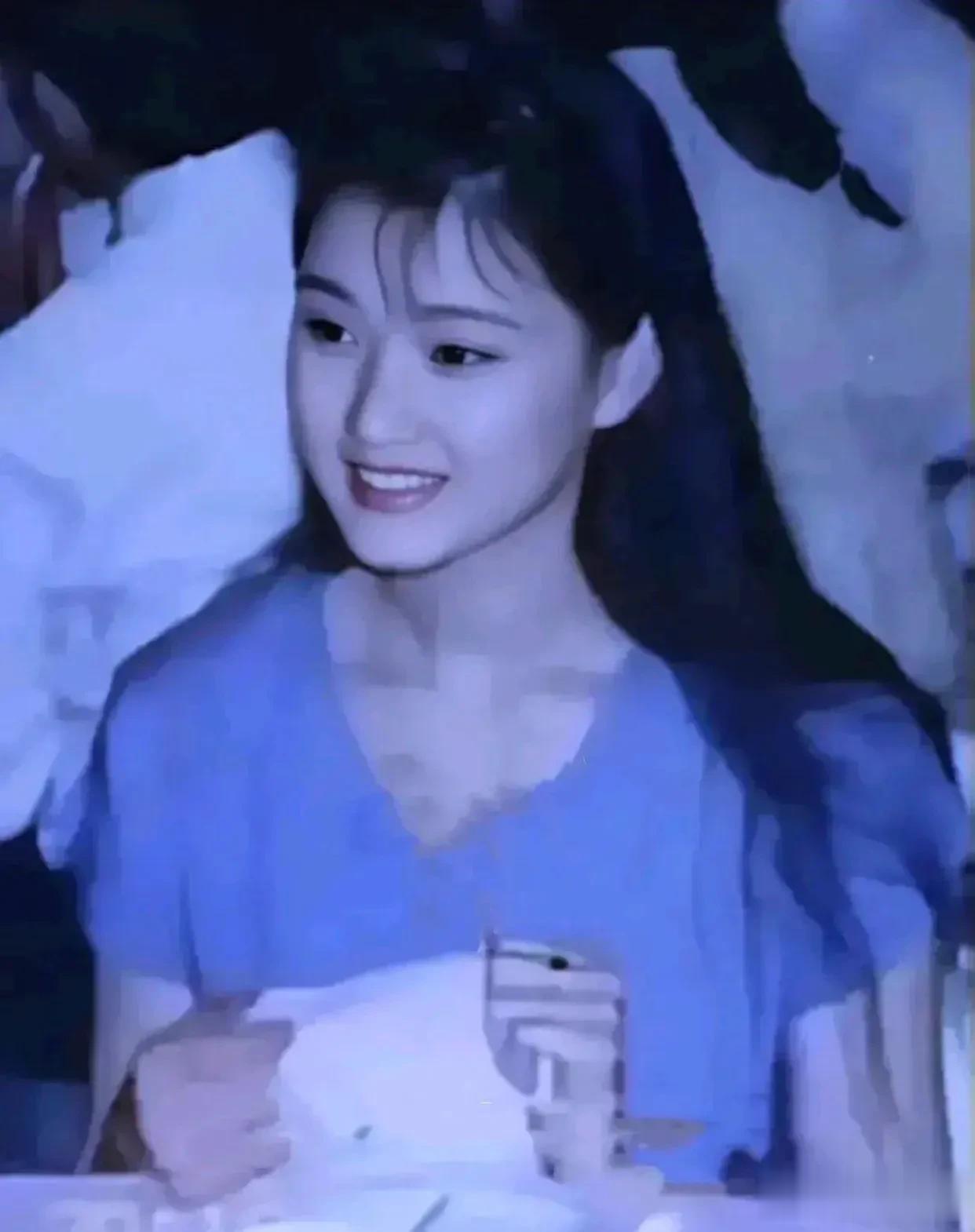90年代，一张罕见的老照片，镜头中的美女额头上留着5撮刘海儿，一头披肩长发，穿着