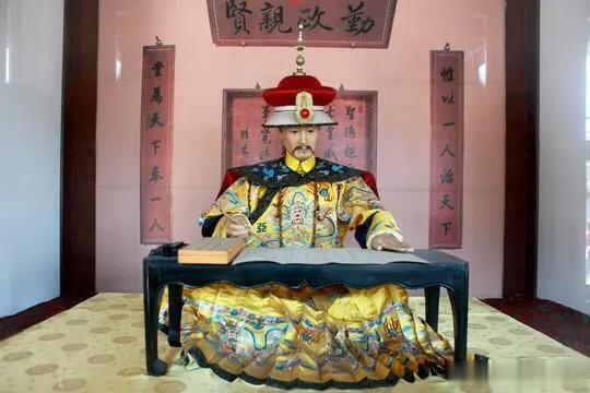 乾隆问和珅：“你知道我为什么让纪晓岚官复原职么？”

和珅一时有些蒙圈，不知道乾