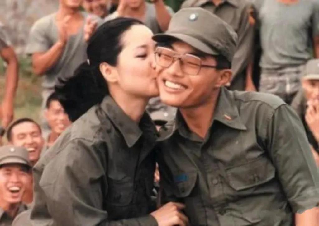 上世纪80年代，邓丽君在金门劳军时的场景，除了献上美妙的歌声，她还给一个年轻士兵