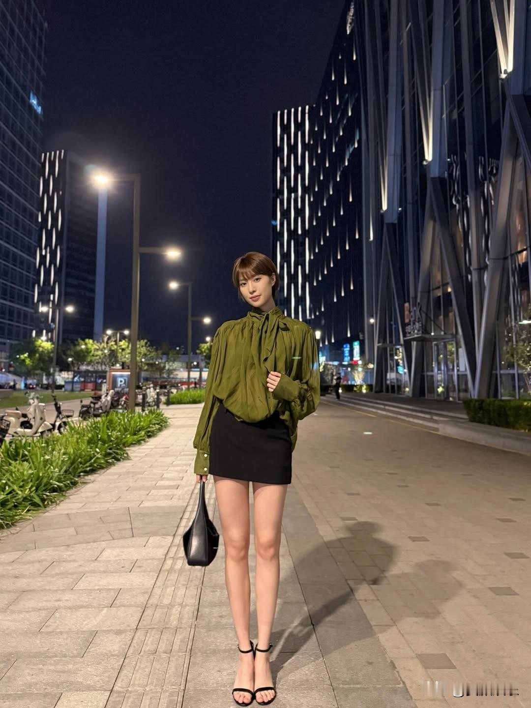 夜色笼城楼，美人倚栏愁。，完美身材！