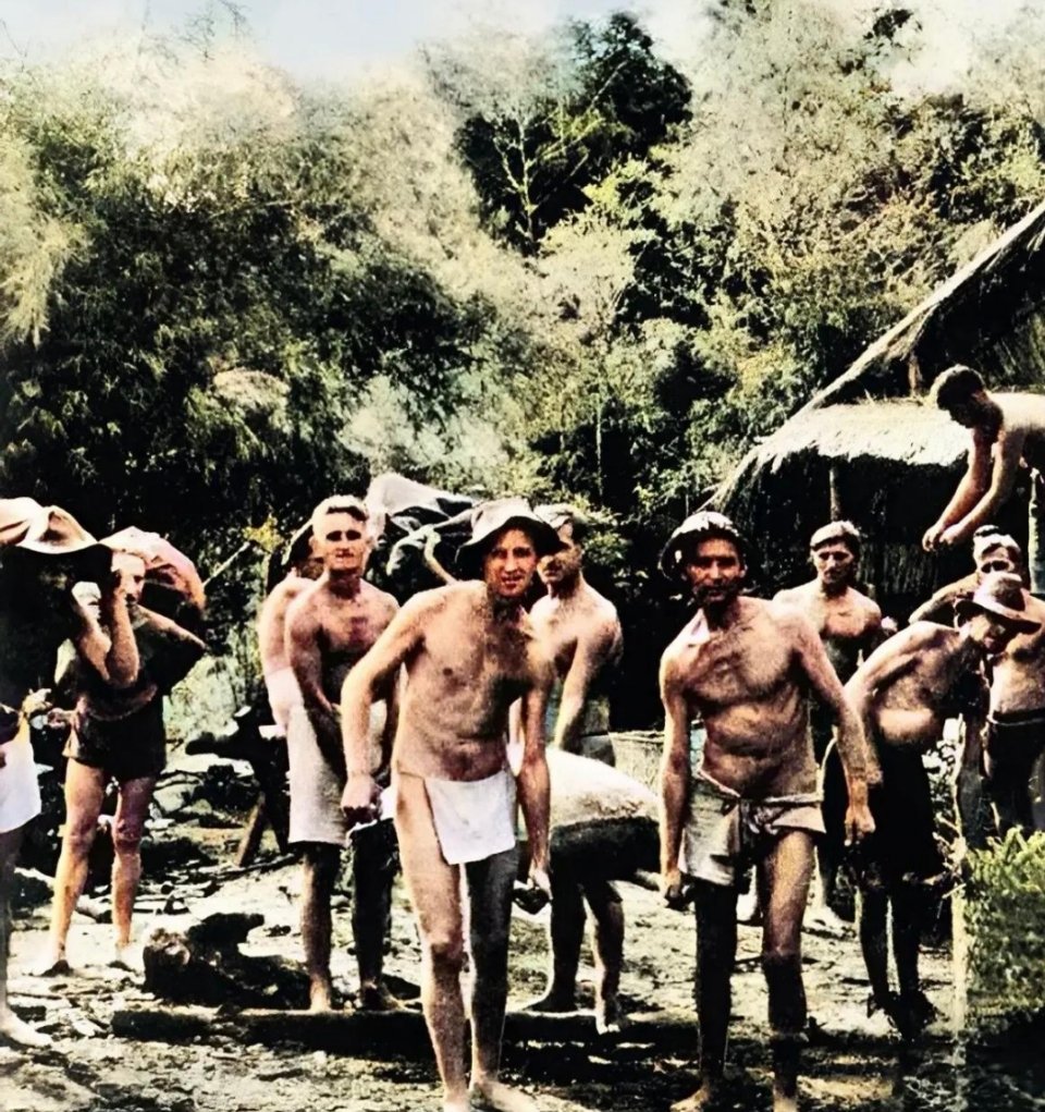 #历史那些事[超话]#1942年，一群美国战俘被强制劳动的老照片。这些骨瘦如柴的