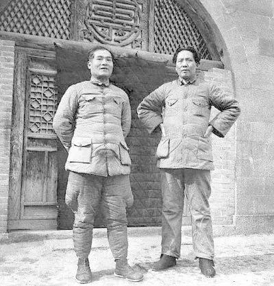 这是1937年9月张国焘任陕甘宁边区副主席兼代主席时与毛主席的合影！这也是张国焘