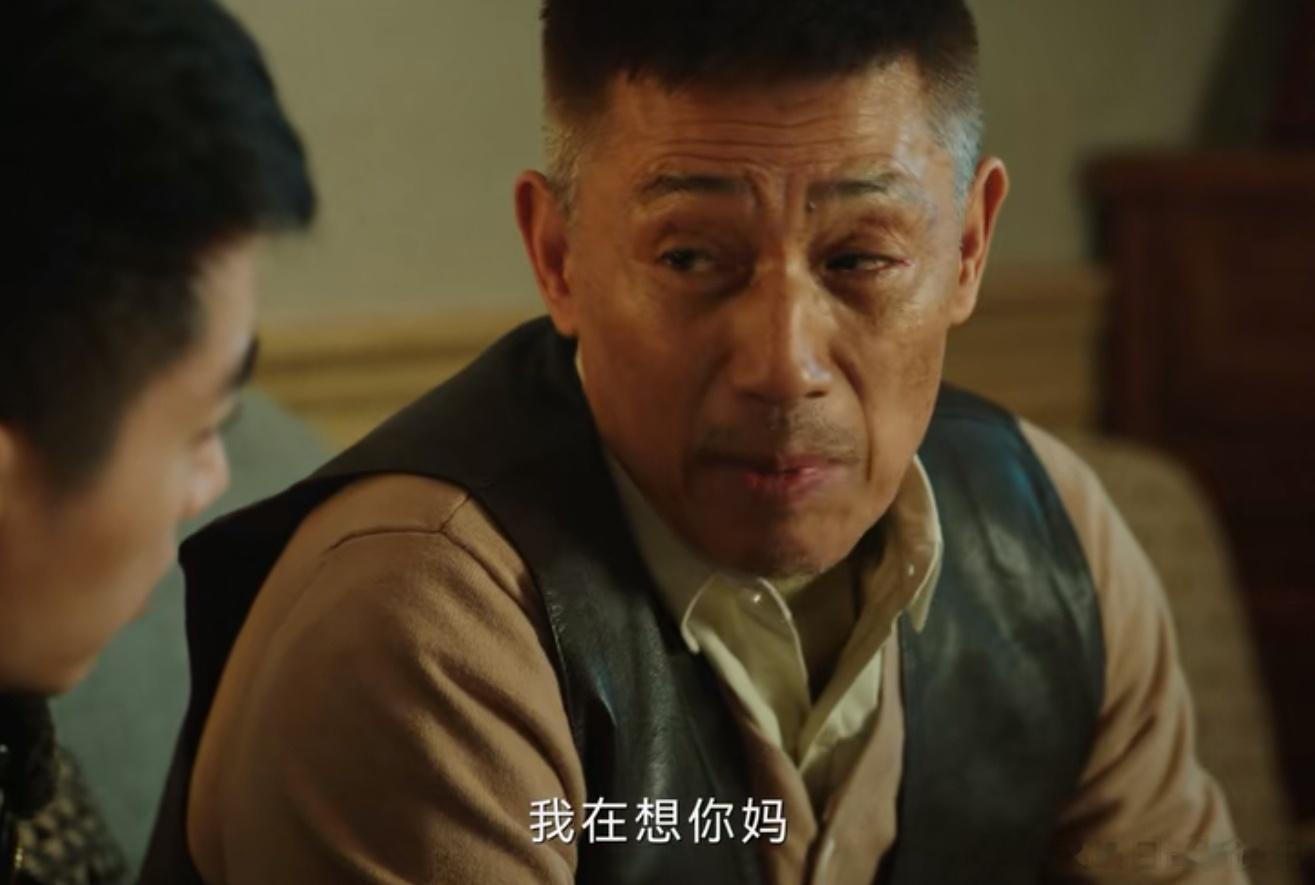 上了年纪的父亲对儿子说：“这些天我一直在想，我在想你妈，我和她聊天，我问她要是养