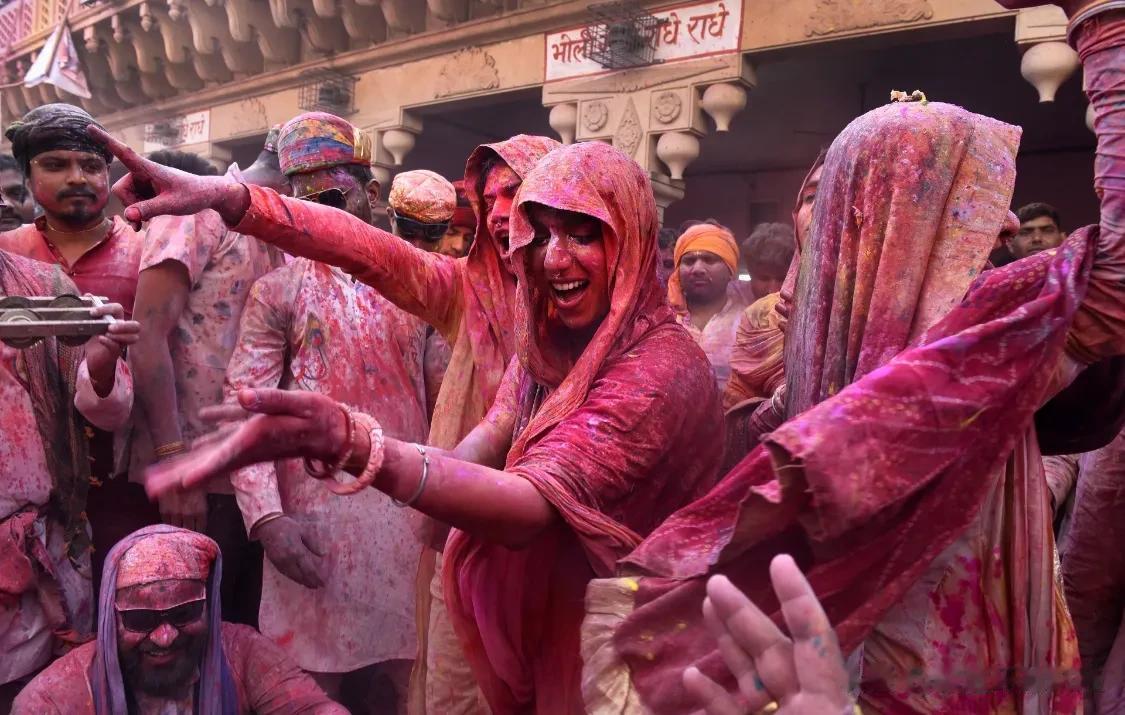 印度民众泼洒彩色粉末庆祝「洒红节」（Holi Festival），南德冈。洒红节