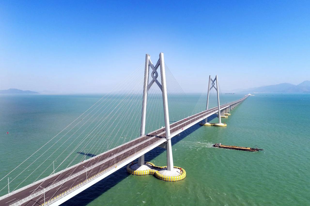 新落成的港珠澳大桥耗资巨大达1279 亿元，可建成后每天只有几百辆观光巴士通行，