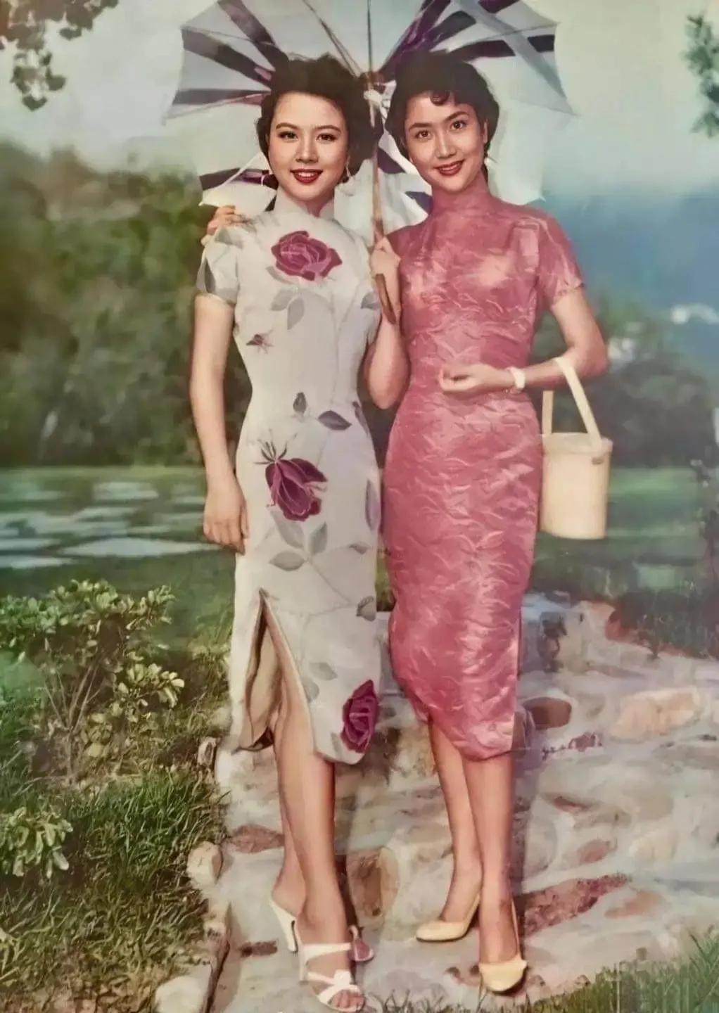 民国时的旗袍美女，淡雅妆容搭配一袭天修身旗袍，俏丽温婉，清新怡人。
中国的旗袍，