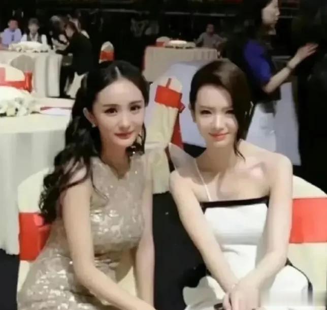 杨幂和戚薇老照片，两个人变化都很大，看来女人还是成熟一点更迷人！