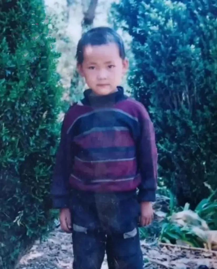 这是一个女孩相隔10年的两张照片，真的是女大十八变，丑小鸭变成了美丽的天鹅。
1