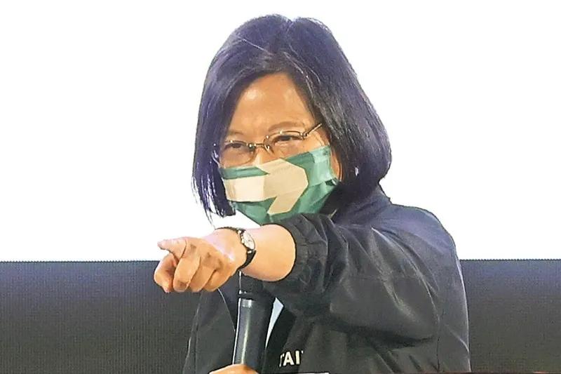 蔡英文民调再创新低，国民党重返第一大党，亲绿人士痛批“民进党将沦为海上难民”。
