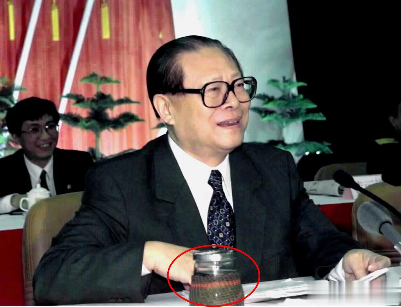 在很多场合江主席都会随身携带一个由玻璃瓶做成的水杯，瓶盖是铝制的，为了防止烫手，