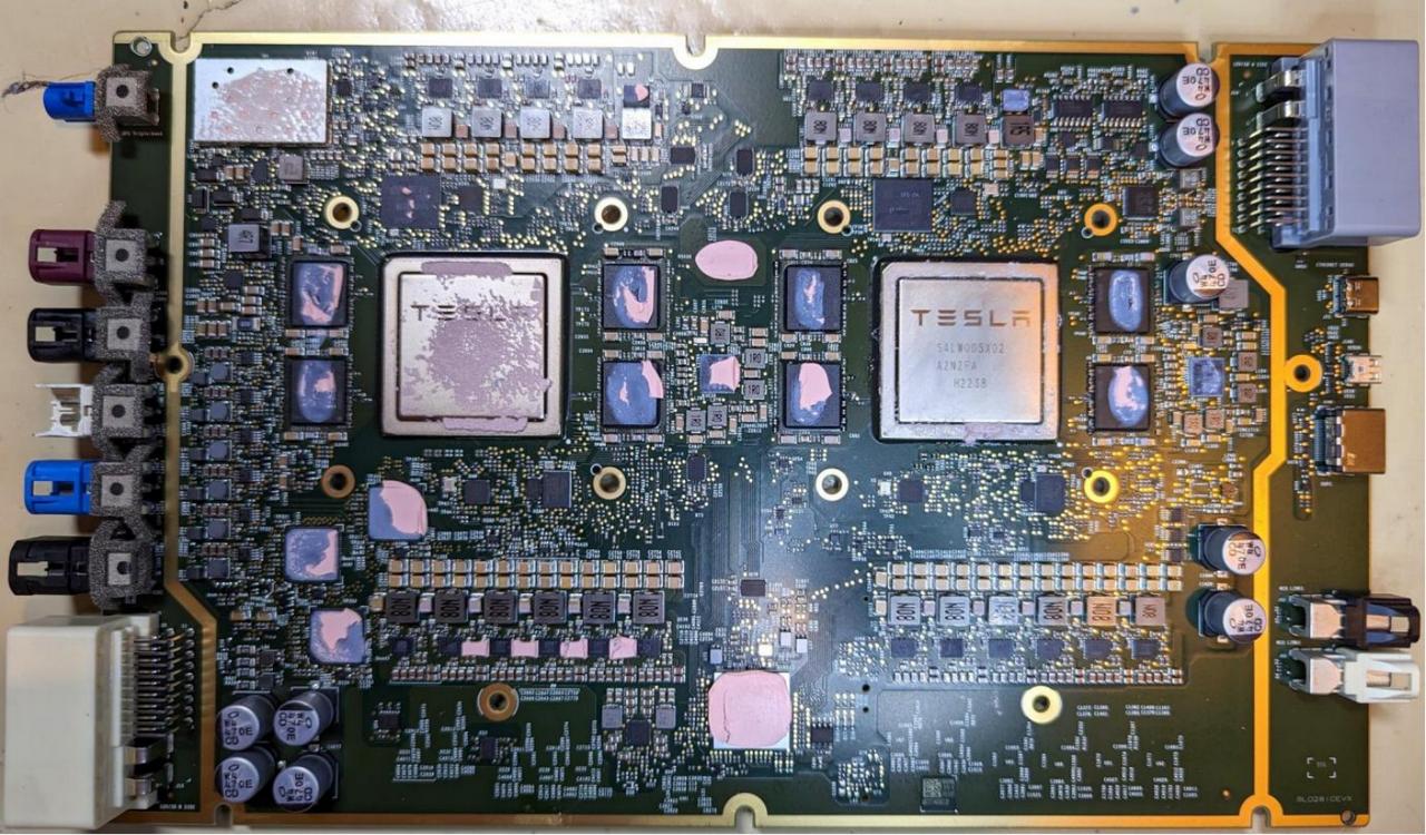 HW4.0 的升级主要集中在 FSD 芯片和传感器架构。

HW4.0 与 HW