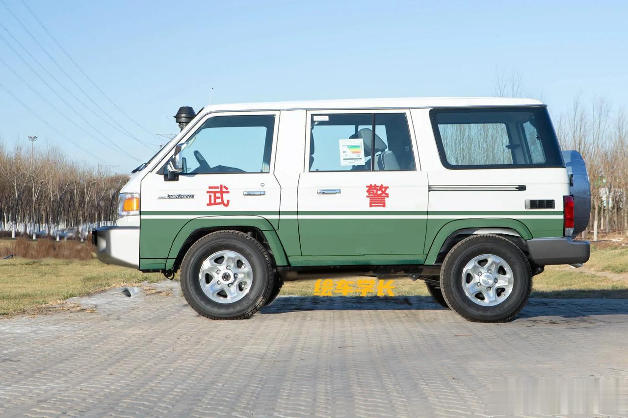 丰田LC76越野面包车，到底是橄榄绿涂装霸气，还是联合国UN涂装霸气？