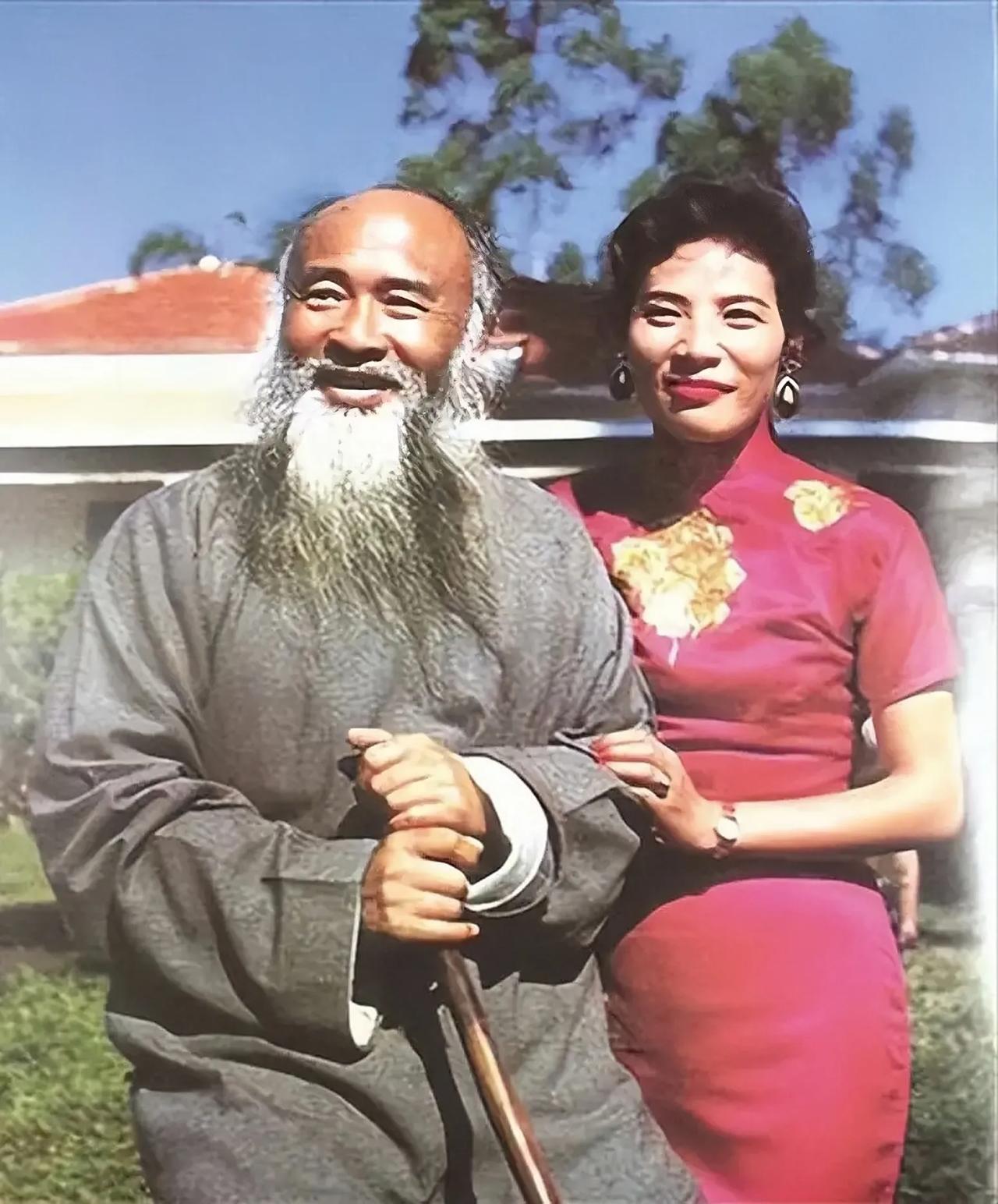 晚年时期的国画大师张大千和他的第四任夫人徐雯波的合影，徐雯波比张大千小32岁，是