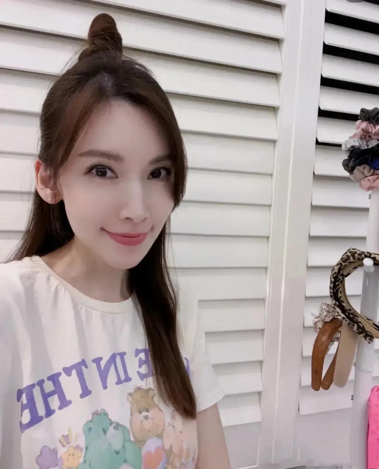 林志颖的小娇妻陈若仪在沙滩上游玩的几张留影，面容精致，身材宛若少女。
陈若仪在和