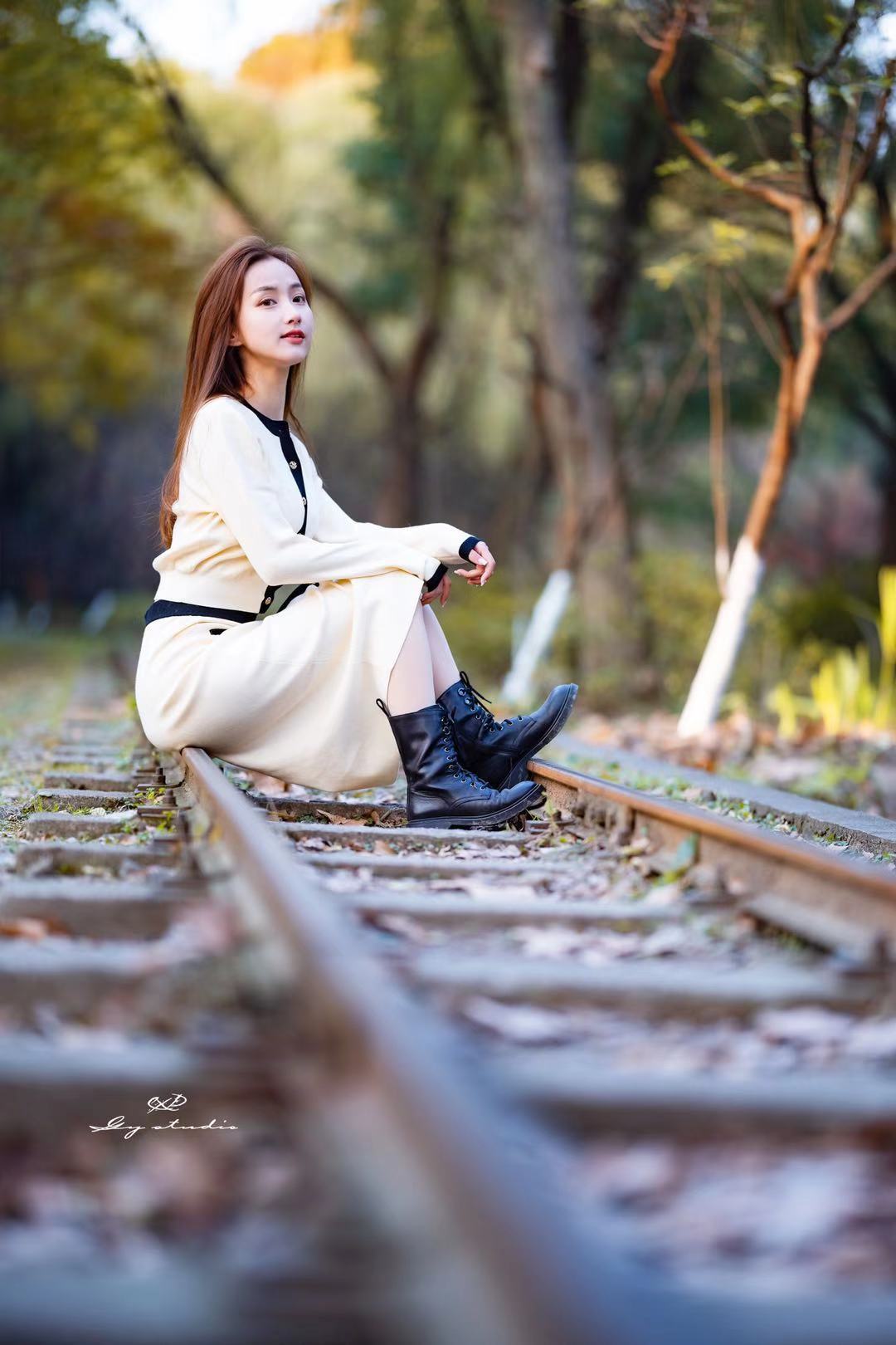 秋天的落叶是一年四季中最好看的，你们觉得呢#少女写真#  #情绪Leo# #清纯