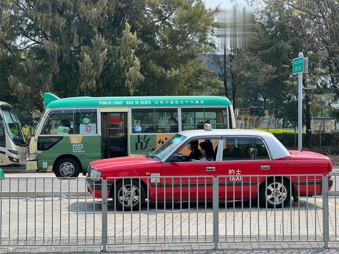 香港的的士能让大型犬或猫上车，挺好的[偷笑][偷笑]，不过这只刚下车的猫好像晕车