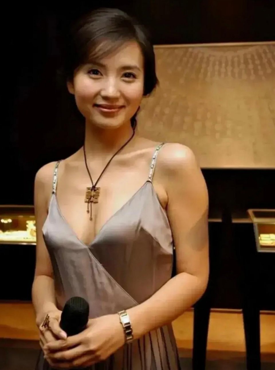 #历史那些事[超话]#“青岛大嫚”的漂亮果然名不虚传。这张照片拍摄于2003年。