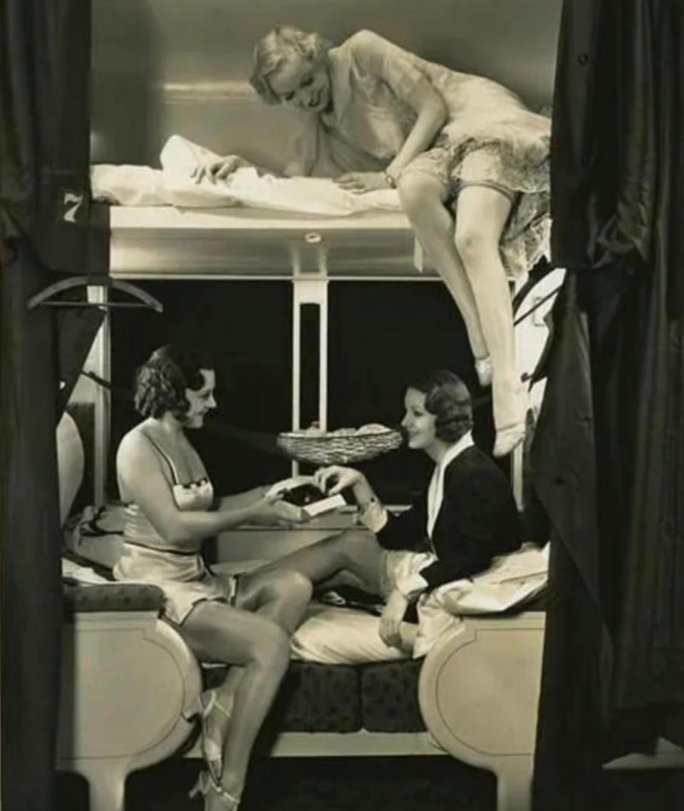 1922年的美国。上个世纪，火车上坐着几位美丽优雅的女性。当时美国的高端火车配套