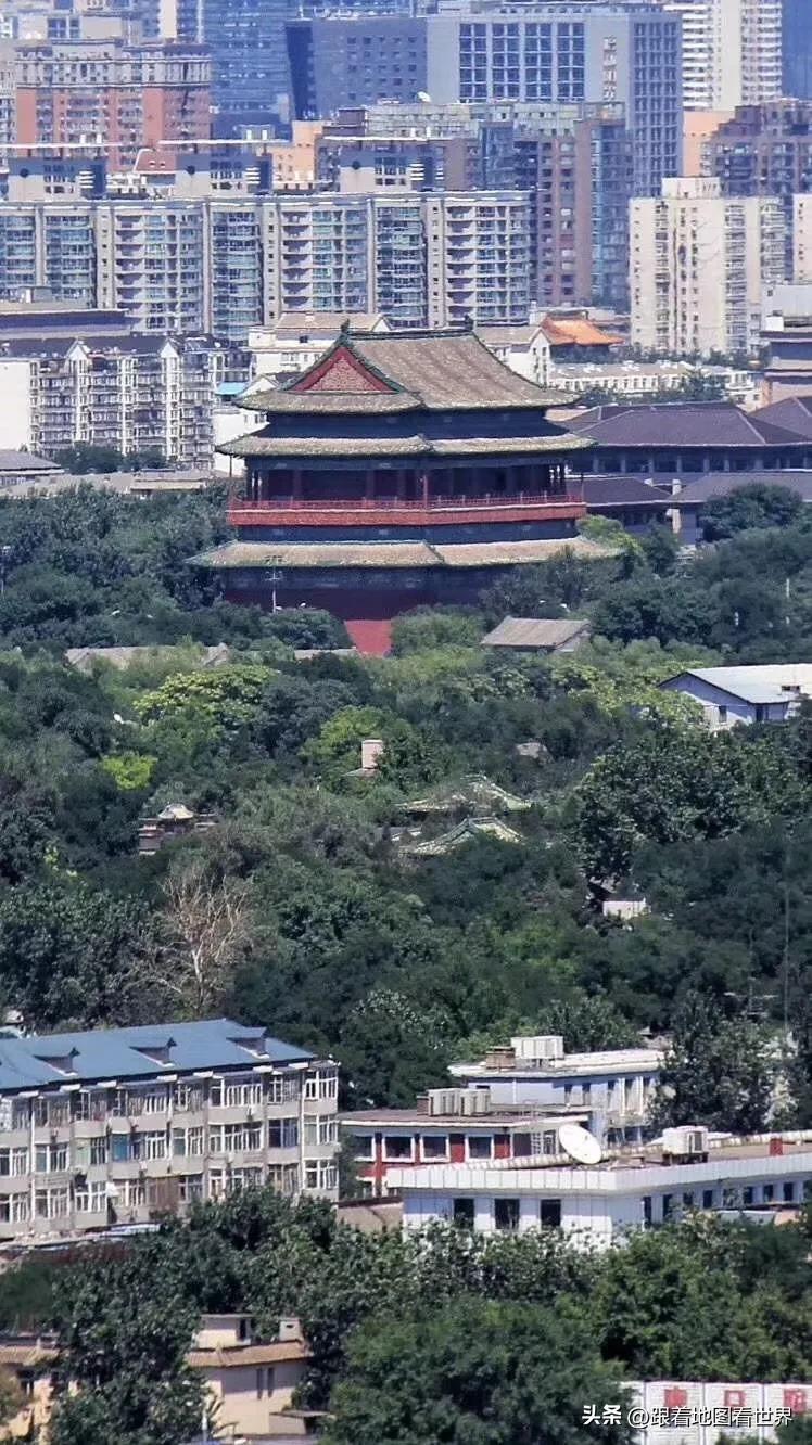 “人类在地球表面上最伟大的个体工程也许就是北京了，它在设计上如此杰出，为我们今天