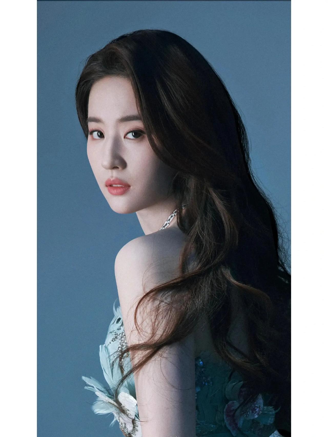 @刘亦菲 孔雀公主真美人，多一分不显丰腴，少一分不减优雅，山河无限好，佳人依旧在