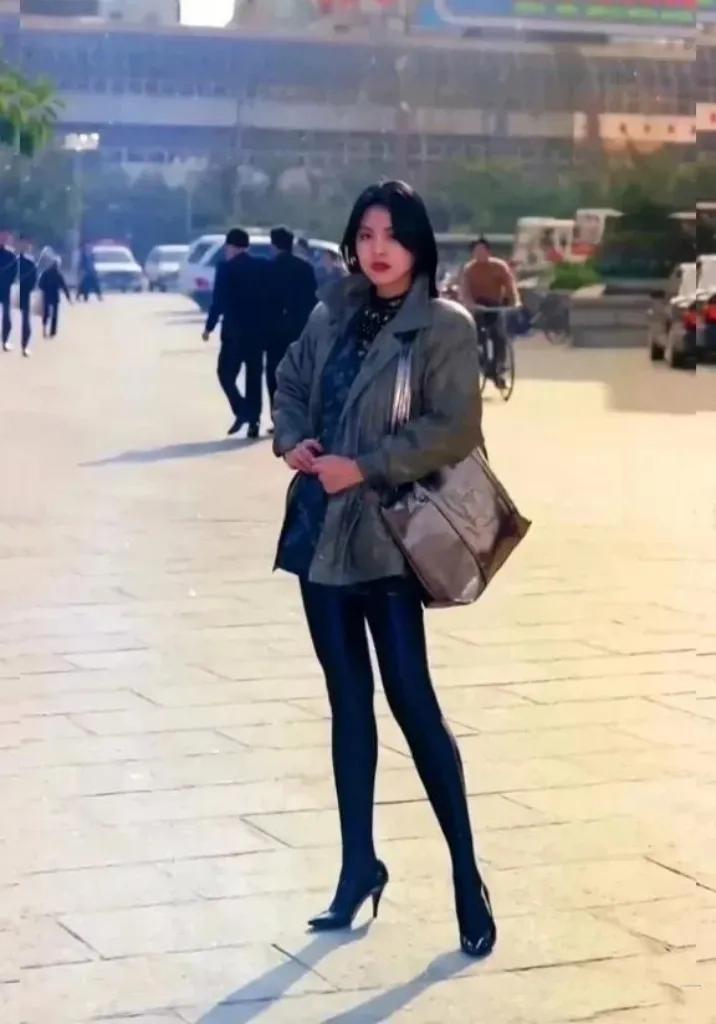 90年代的广州街头，一个打扮时髦，亭亭玉立的姑娘的留影。
这个姑娘身材高挑，婀娜
