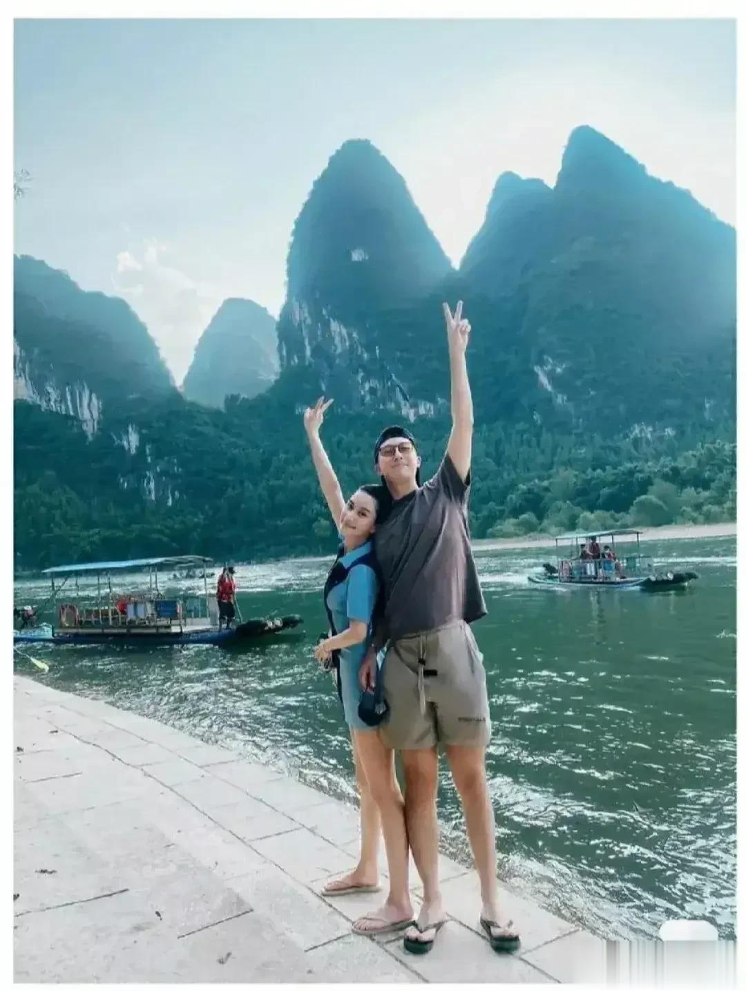 何超莲与窦骁 ，桂林游合体照！有钱真是好啊，不愁柴米油盐，没有压力，想咋玩咋玩[