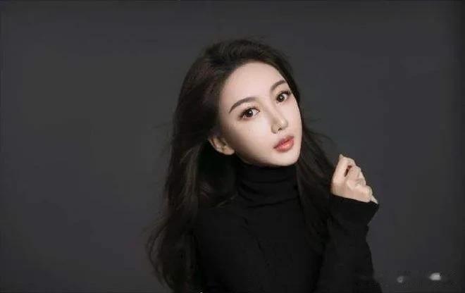 3月29日凌晨，有媒体曝光了一张黄晓明和叶可的合影。

照片中，黄晓明身穿红黑格