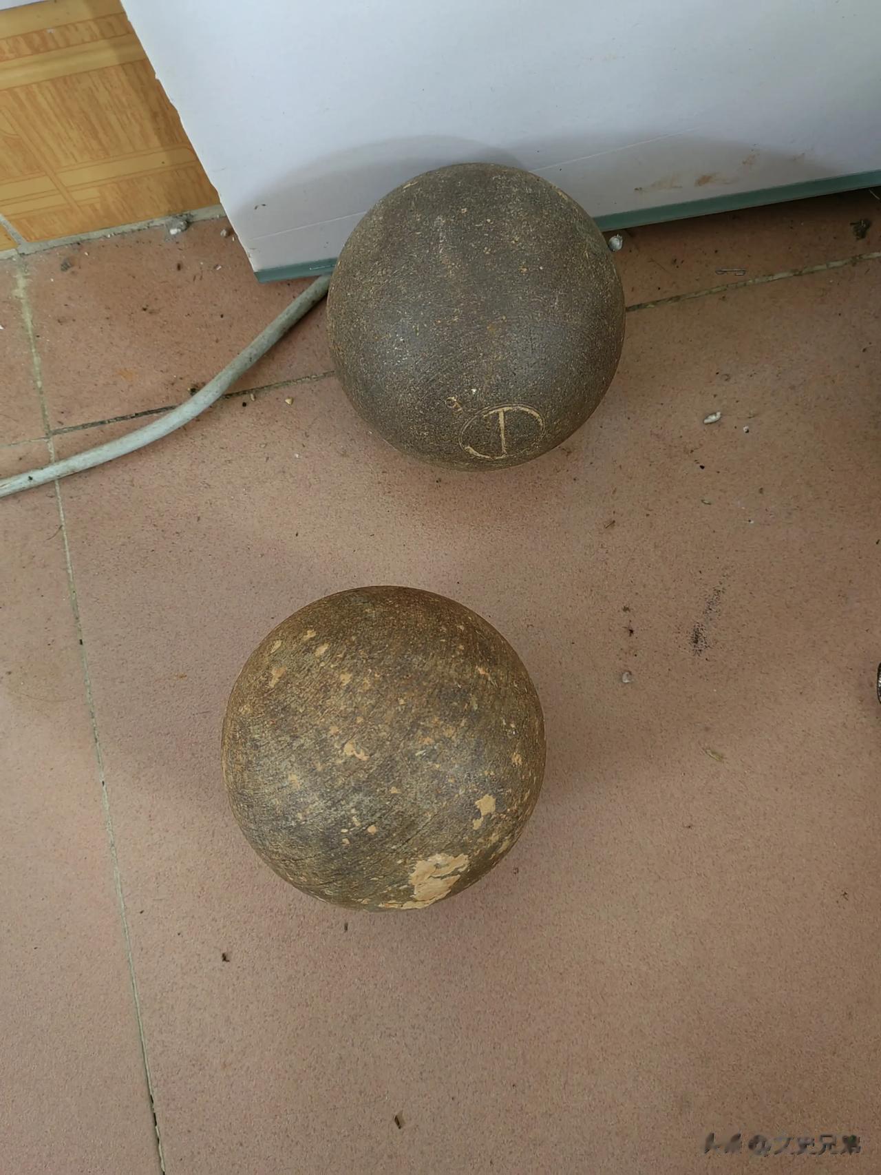  
今天举了一下铅球。
五十斤一个，两个两百斤。
右手完全没有问题，左手就差远了