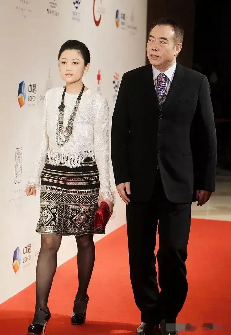 陈凯歌真的配不上陈红，可以看到陈红拥有高挑性感丰满的身材，如此性感的陈红和陈凯歌