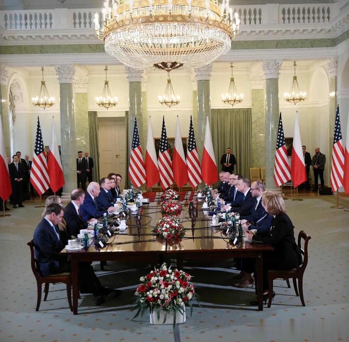 美国总统 Joe Biden 与波兰总统 Andrzej Duda 举行会谈，华