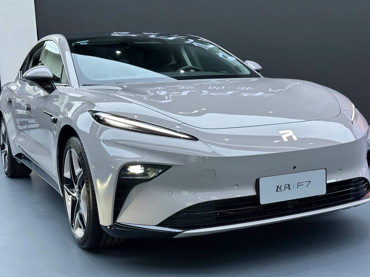 试驾飞凡F7
今天有幸被邀请来参加飞凡F7的试驾会。
进门就完全被流线型车身吸引