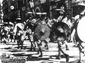 在1927年1月3日，中央军事政治学校学生宣传队在汉口英租界江汉关附近讲演，庆祝