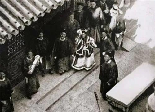 这是慈禧太后从西安回銮北京时，被洋人摄影师抓拍的照片。
当时慈禧发现了拍她的洋人