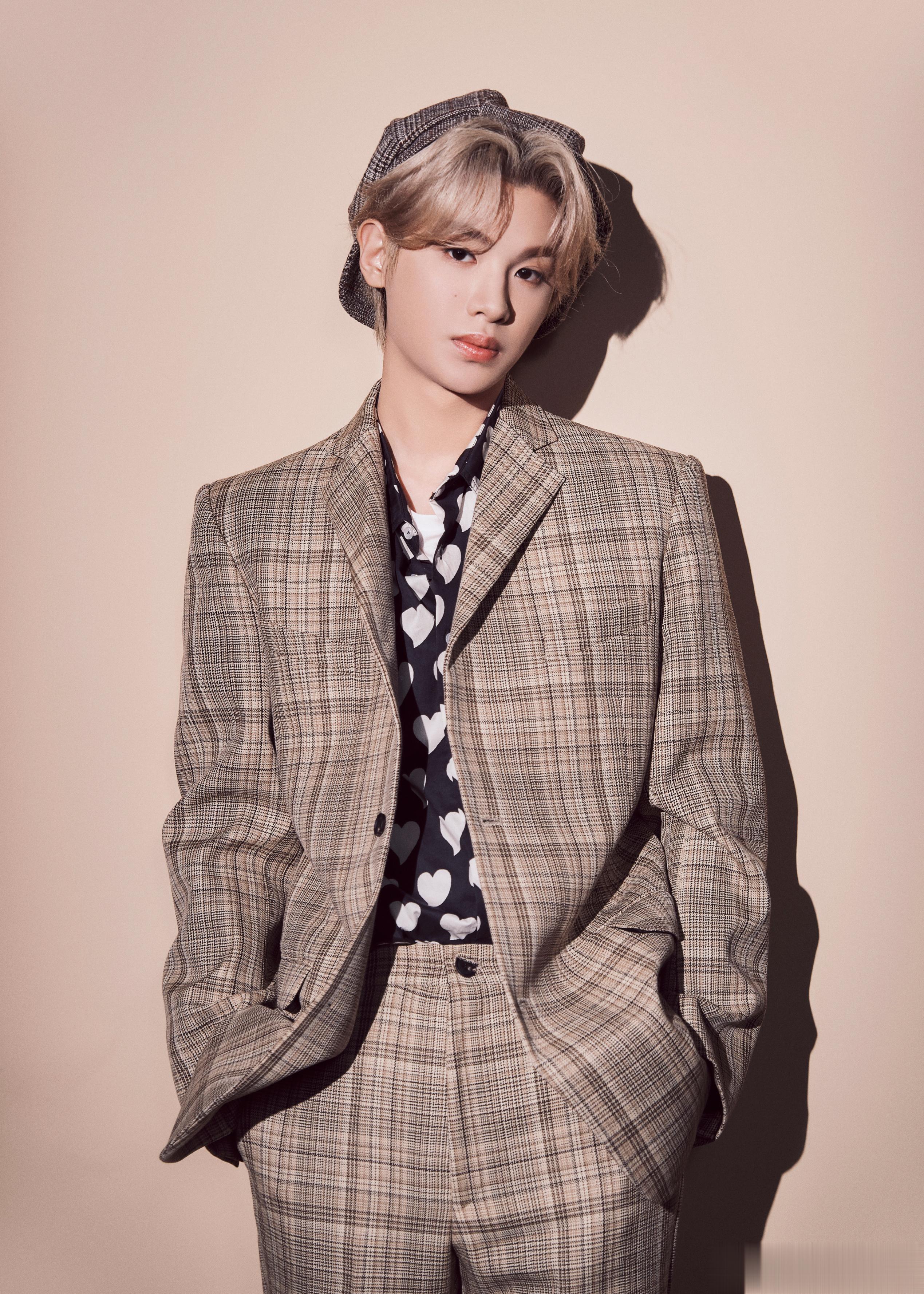 #黄明昊你好星期六格纹西服套装剧照#黄明昊《你好星期六》全新剧照~格纹西装套装+
