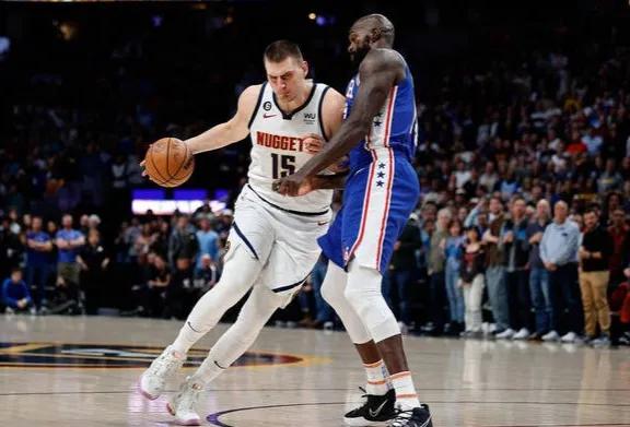 MVP缺阵影响大 掘金三分28仅4中

NBA常规赛，掘金主场以88比107不敌