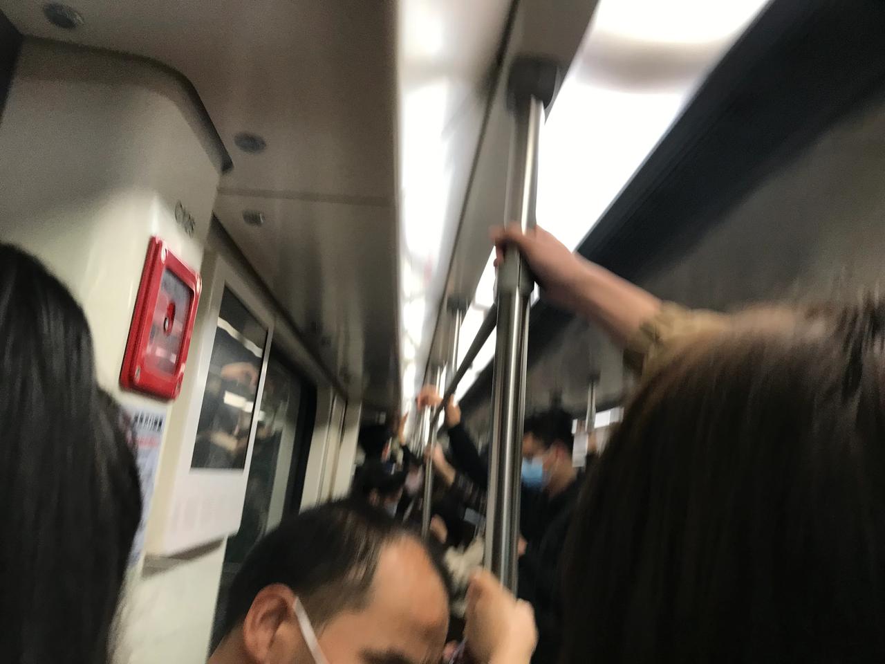 拥挤的广州，好吓人，9点了，车都上不去，第二趟时，我是被人推上去的，感觉自己被挤