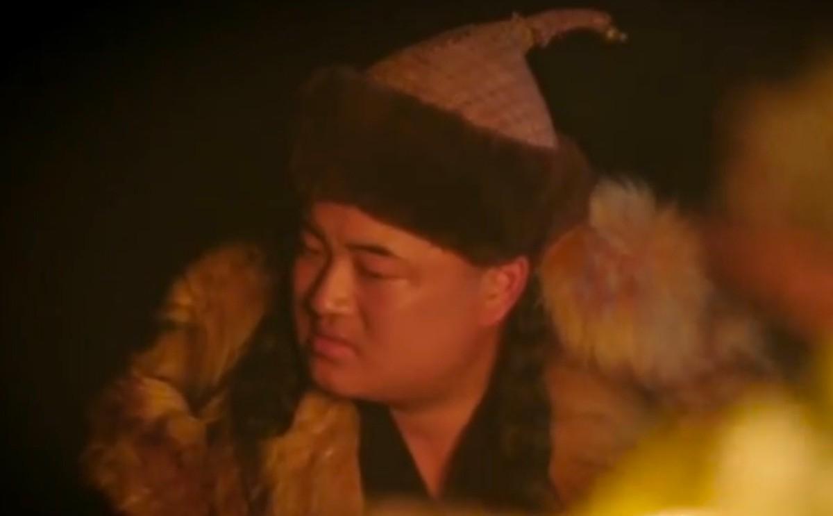 心爱的姑娘被爷爷抢走，把汉那吉一怒之下投奔了明朝。爷爷俺答汗去明朝要人，明朝也借