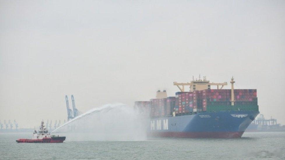 【天津港开通超大集装箱船型直航欧洲多国新航线 】 4月6日，随着“现代哥本哈根”