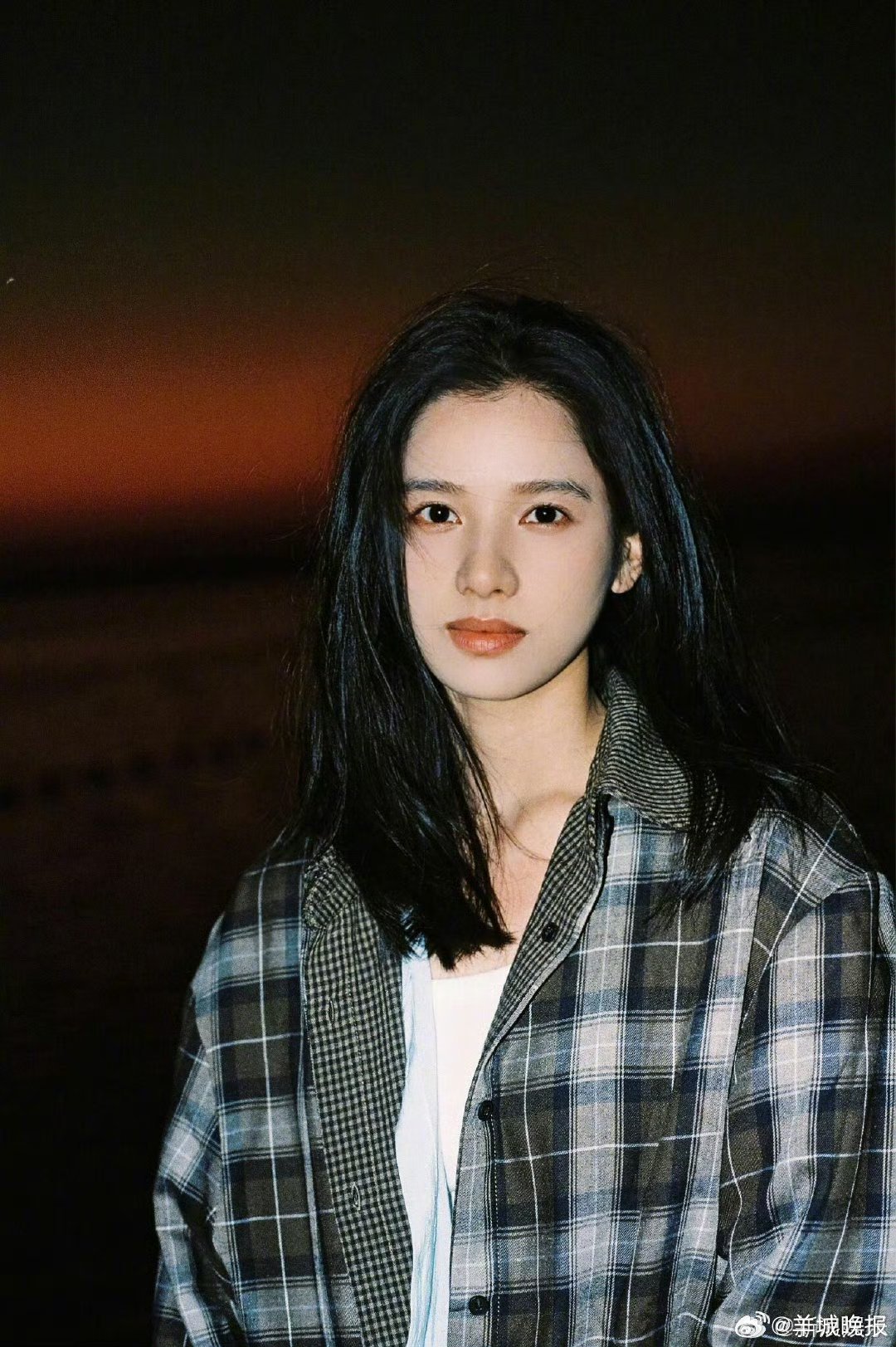 【☀️活人感拍照攻略大盘点，让你轻松零废片】逆光发丝发光、低头浅笑、手捧光影、倚