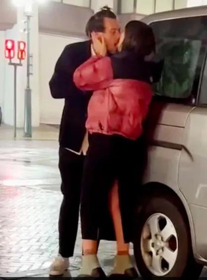 哈卷是不是该找人教他怎么接吻了？

近日，哈卷Harry Styles和艾米丽·