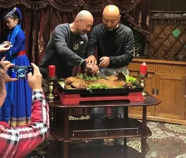 有一次，陈佩斯去内蒙古演出，刚下了飞机，就接到了腾格尔的电话：“老哥，来我家喝酒