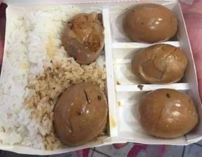 刷屏外网的一张图：目前台湾最土豪的顶级大餐[笑哭]
