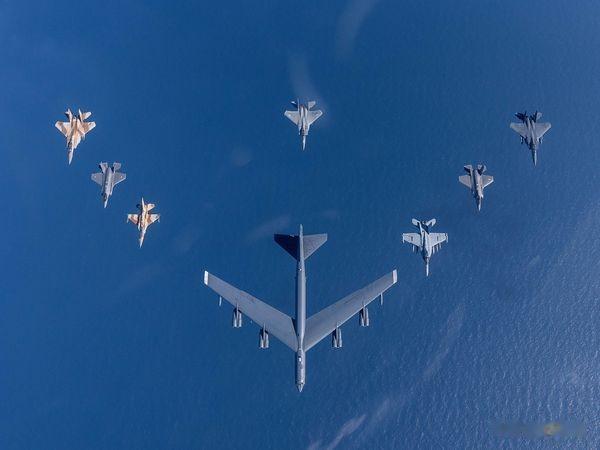 组图：美国空军在美以军演中部署多架B-52