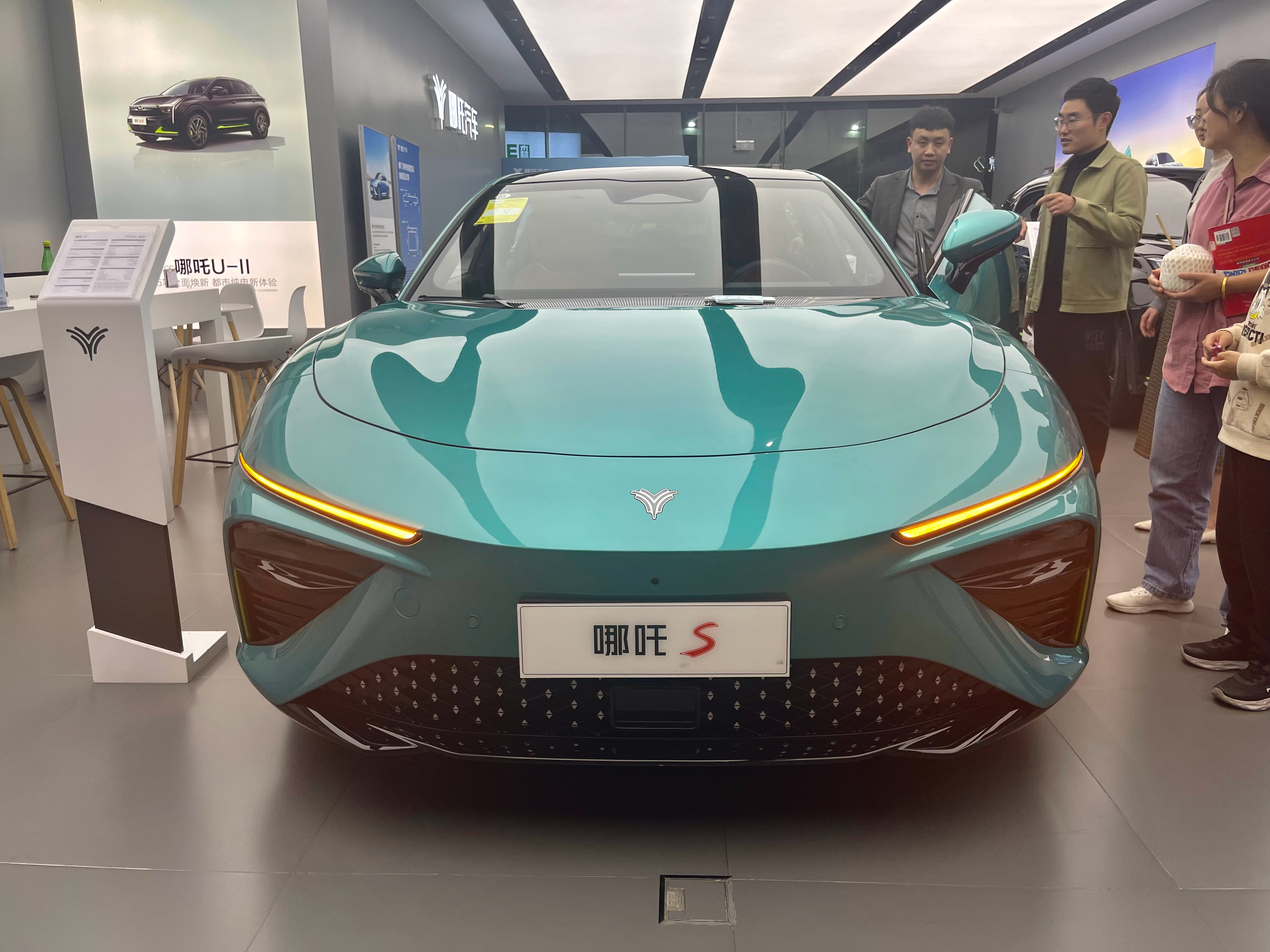 湾悦城，在湖里区不算一个很大的购物商场，里面却开了有多个新势力品牌的专卖店，最早