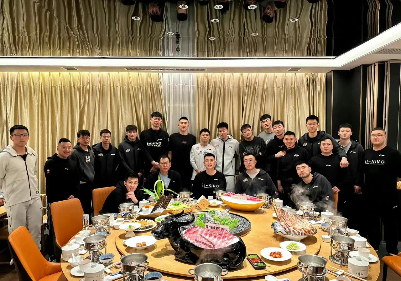 吃饭氛围好 杨鸣晒球队与高诗岩朱荣振合照

北京时间2月28日，辽宁男篮主教练杨